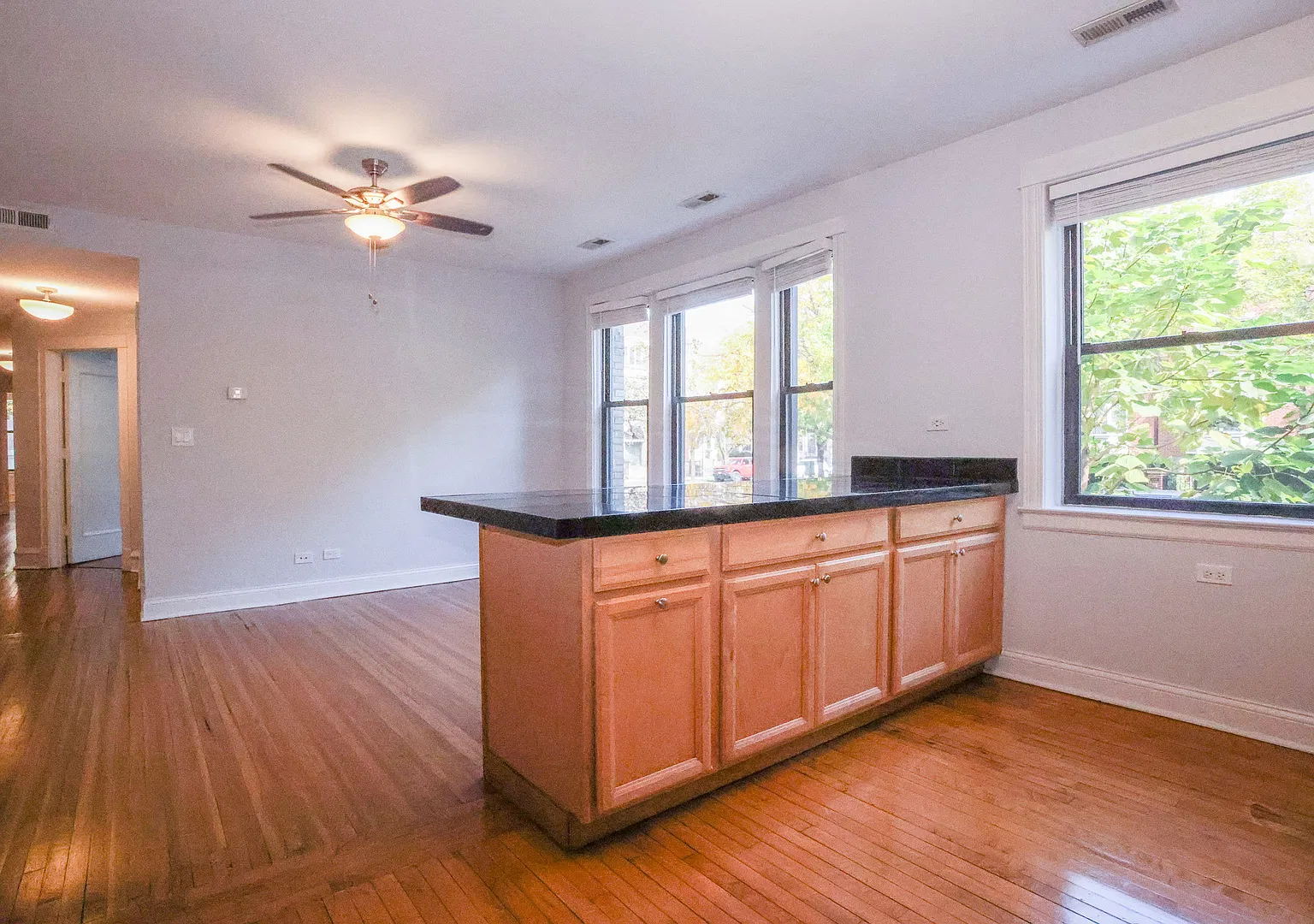 901 W Sheridan Rd — Photo 3