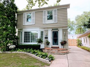 2110 Hampton Rd, Grosse Pointe Woods, MI 48236