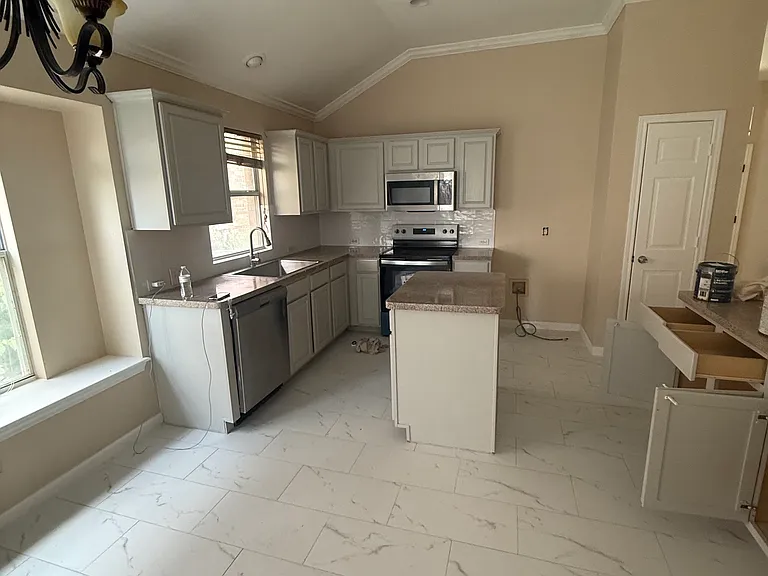 6609 Fairglen Dr — Photo 2