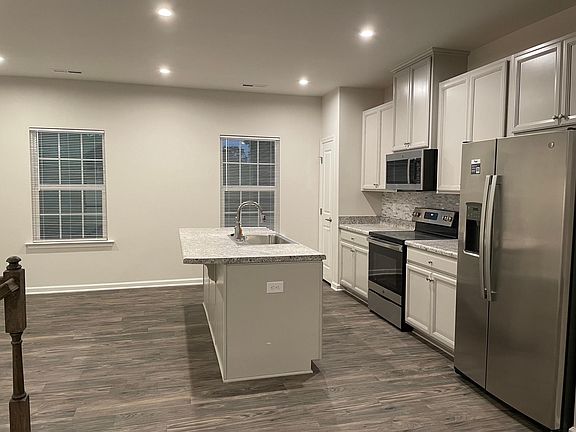 Stainless steel appliances and fully upgraded kitchen