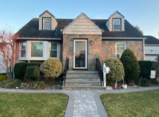 63 Roosevelt Dr, Bethpage, NY 11714