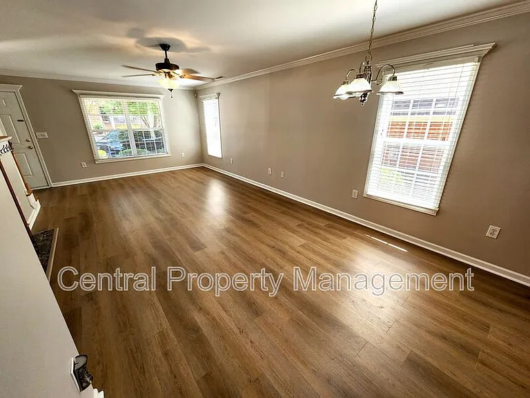 303 Rexford Dr — Photo 5