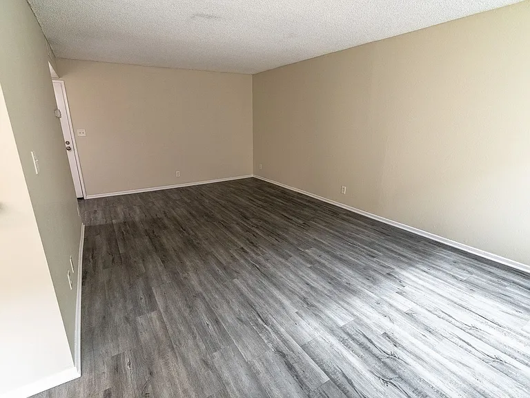 245 South Serrano Ave — Photo 51