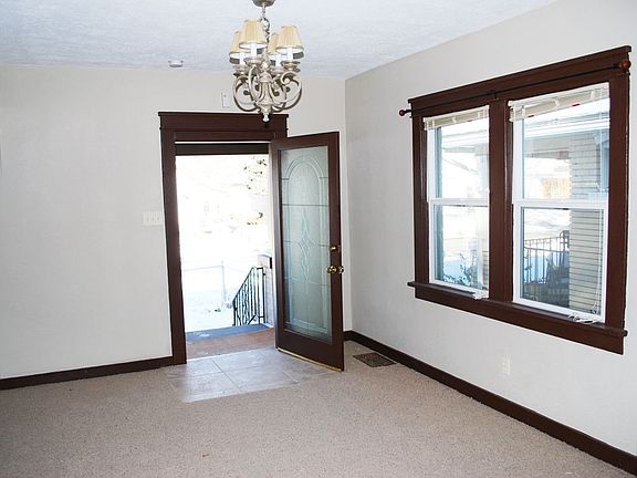 4th image of 328 Hampton Ave