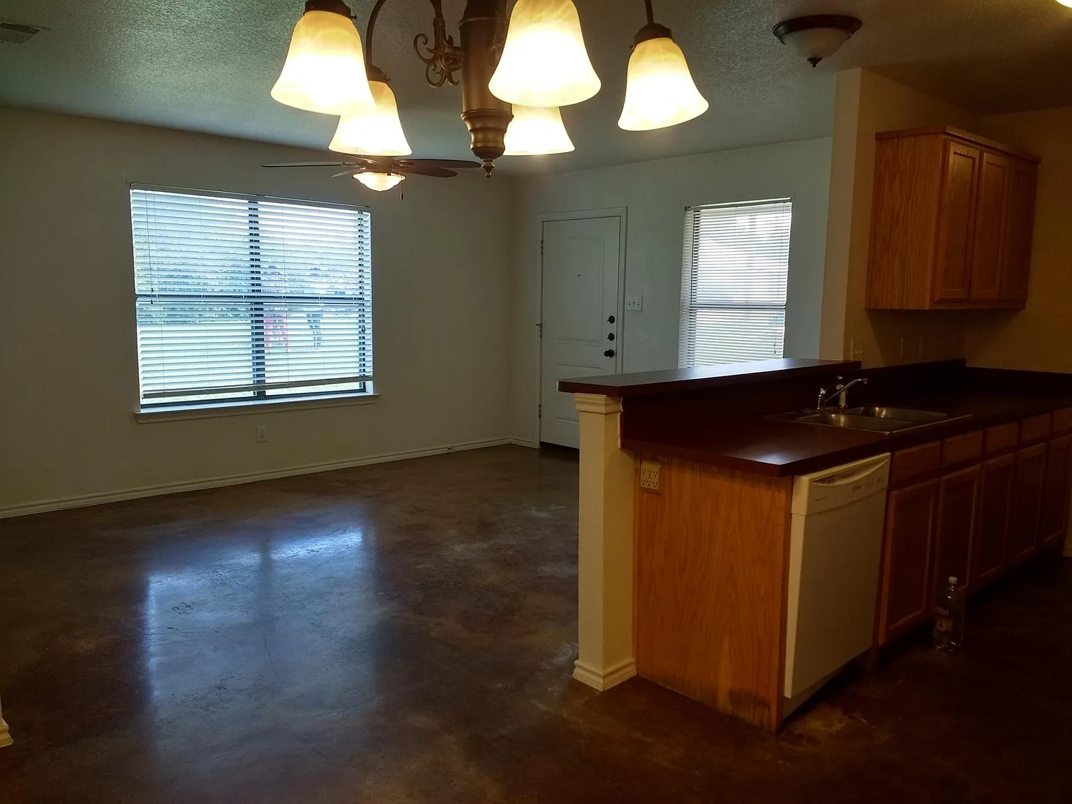 3 bed, 1100 sqft, $1,600 — Photo 4