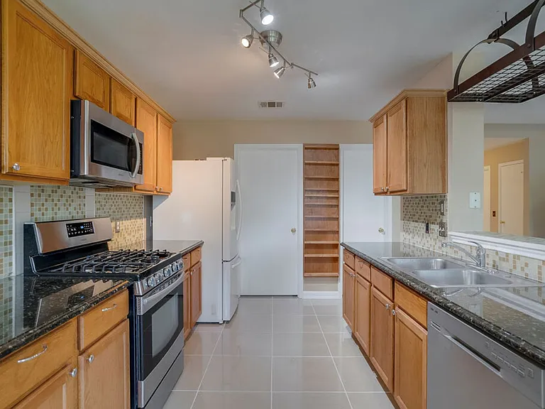 918 Estate Dr — Photo 9