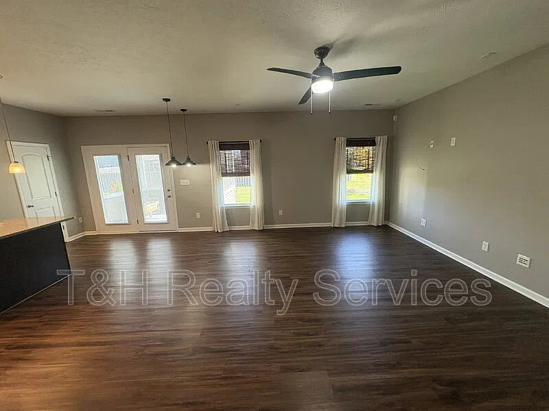 3 bed, 2.0 bath, 1419 sqft, $1,800 — Photo 4