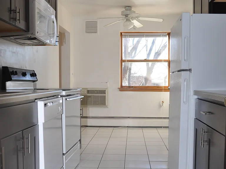 909 E Henry Clay St #304 — Photo 6