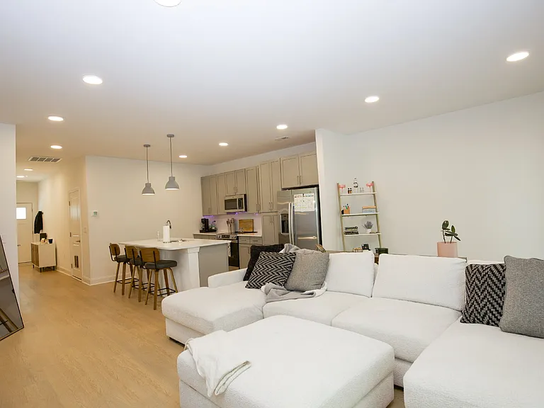 381 James St — Photo 17