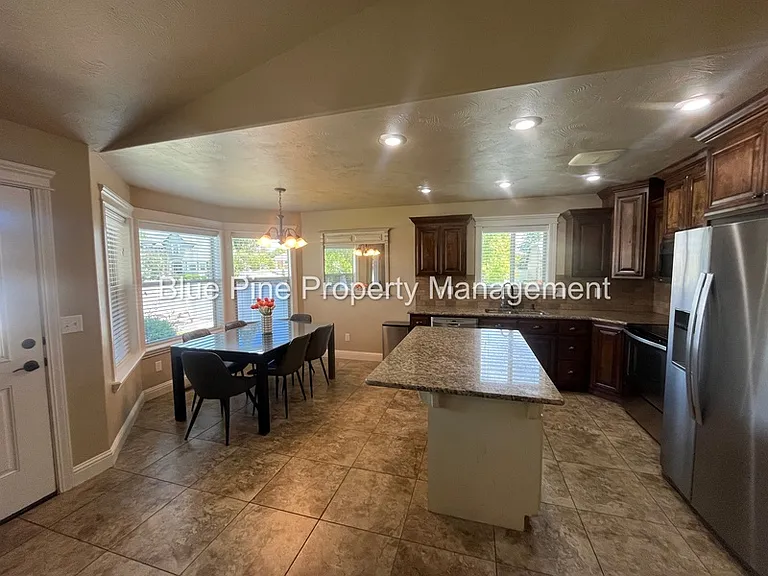 340 Chateau Dr #1 — Photo 4
