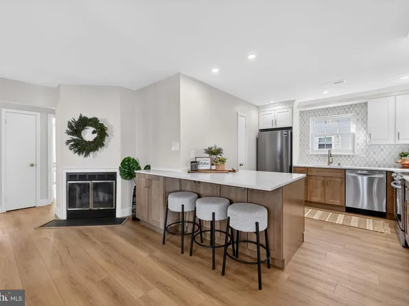 8 Raven Ct, Mount Laurel, NJ 08054