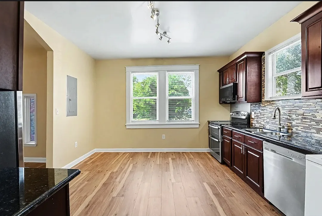 3 bed, 1100 sqft, $1,700 — Photo 4