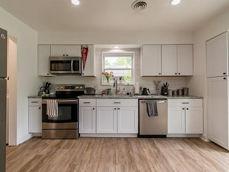 2332 S Clover Dr — Photo 5