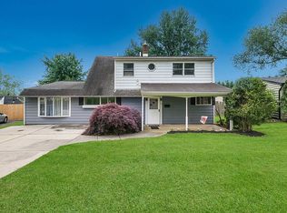 17 Arbor Ln, Levittown, PA
