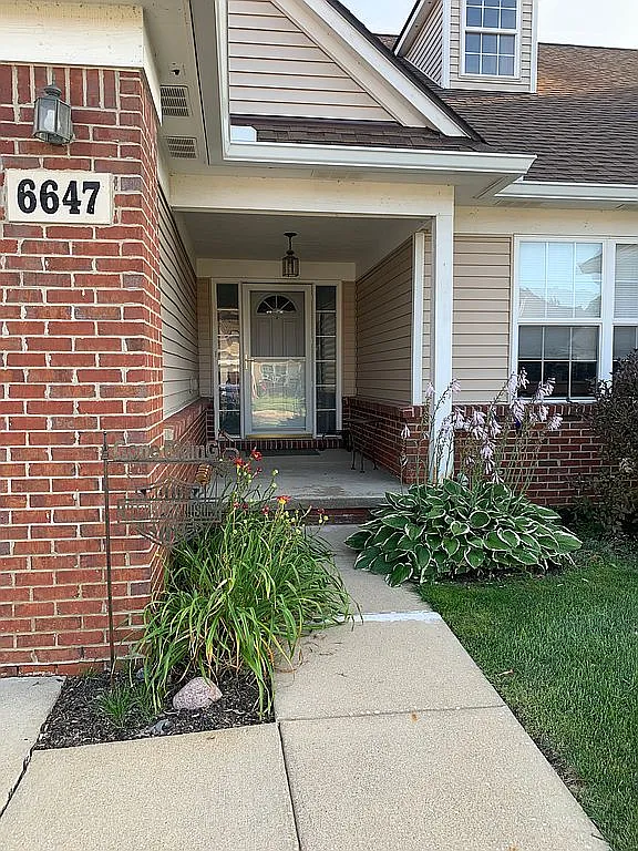 6647 Cortland Ave photo 1