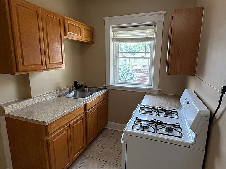 3301 Dewey Ave — Photo 4