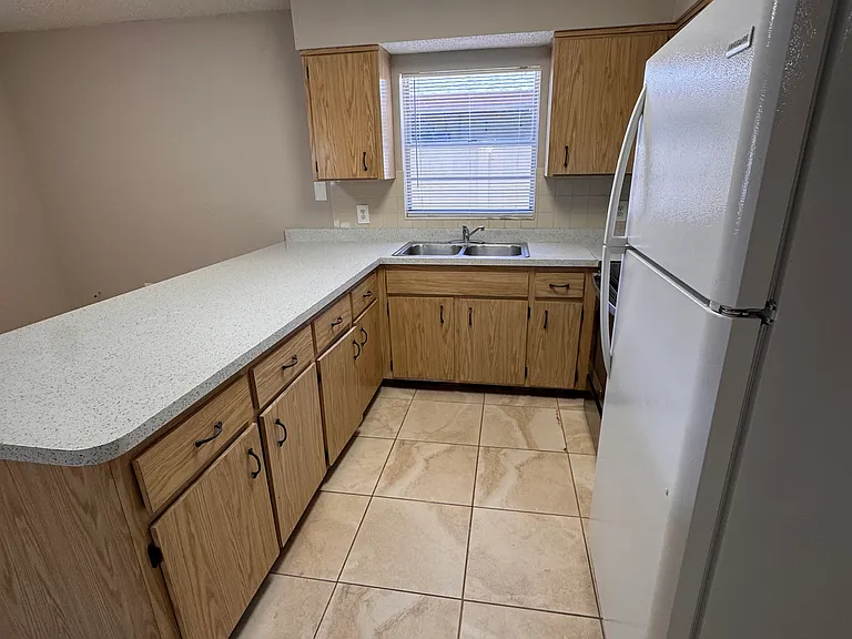7504 N Thatcher Ave — Photo 13