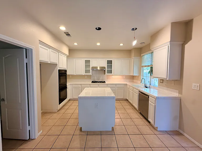 12190 Roseville Dr — Photo 6
