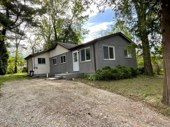 441 Maple Dr, Oakland, MI 48363