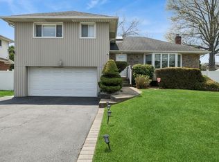 15 Mesa Rd, Syosset, NY 11791