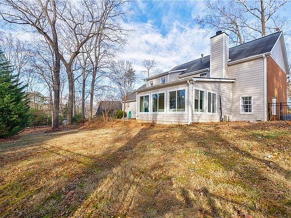 5th image of 1024 Princeton Walk NE