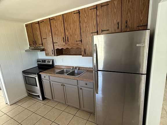 3rd image of 830 N Brunnell Pkwy