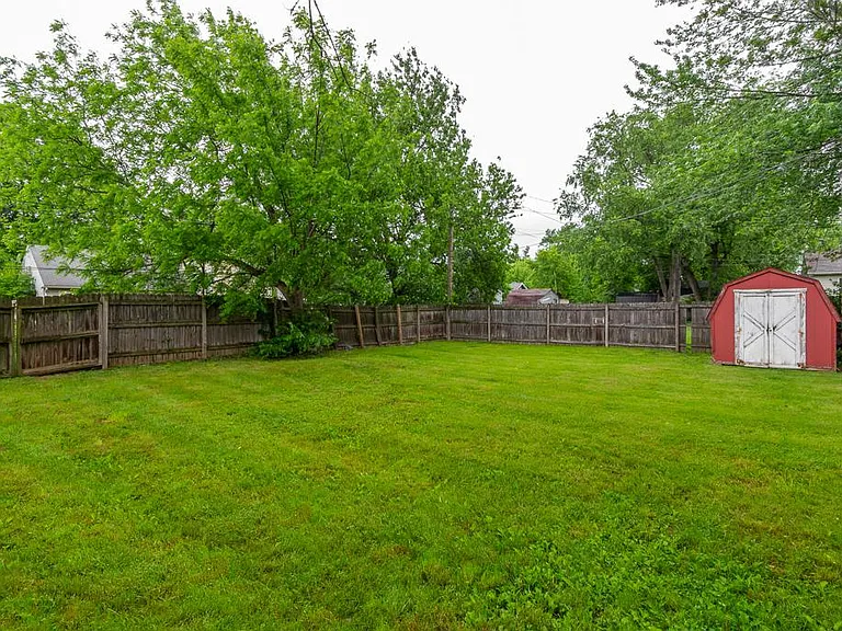 1907 Royal Ave NE — Photo 11