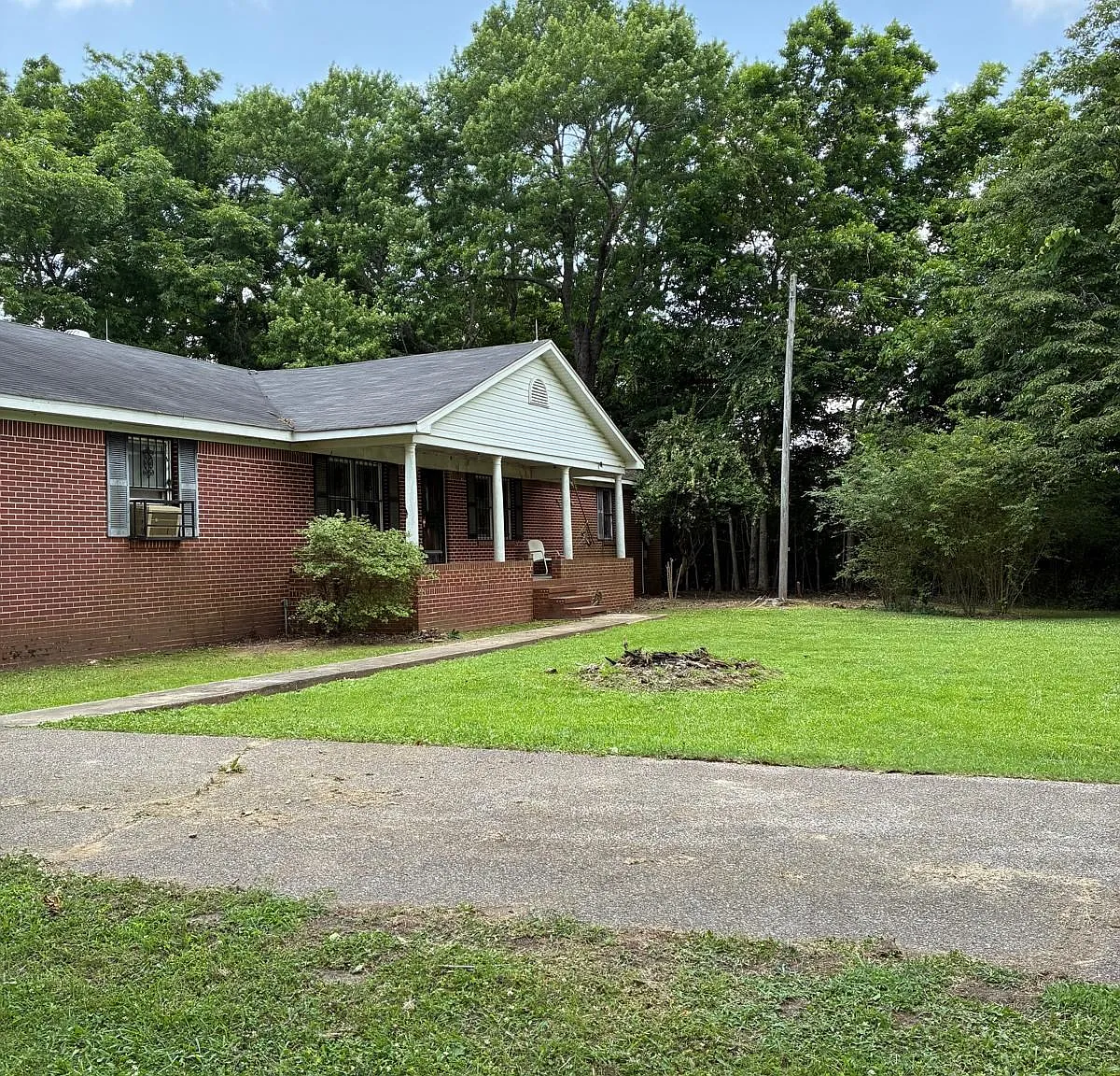 3 bed, 2.0 bath, 2437 sqft, $1,600 — Photo 3