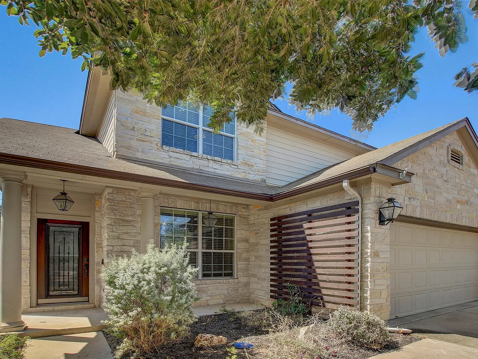 3 bed, 2.5 bath, 2007 sqft, $2,400 — Photo 2