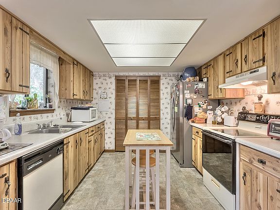3rd image of 199 Summerhaze Ct