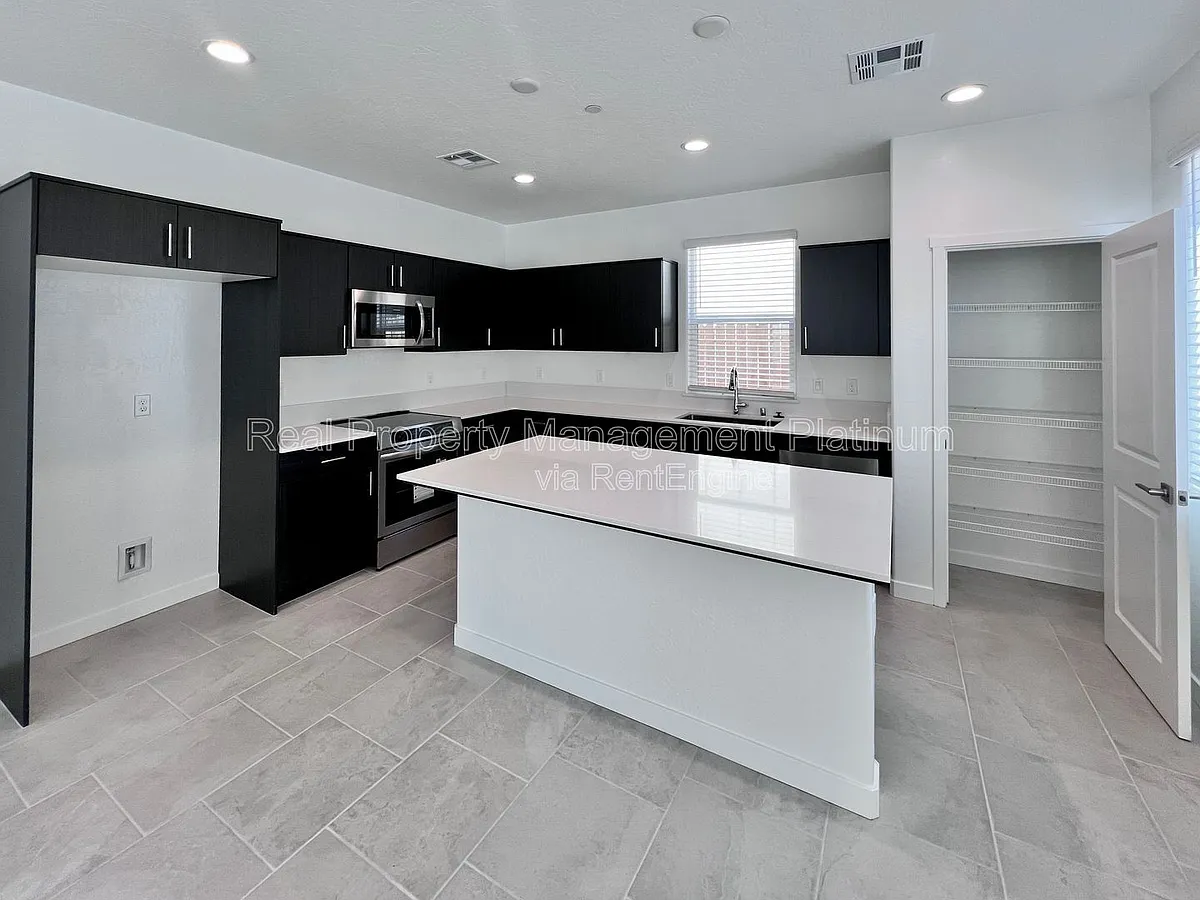 Building Photo - 2903 E Tierra Dr