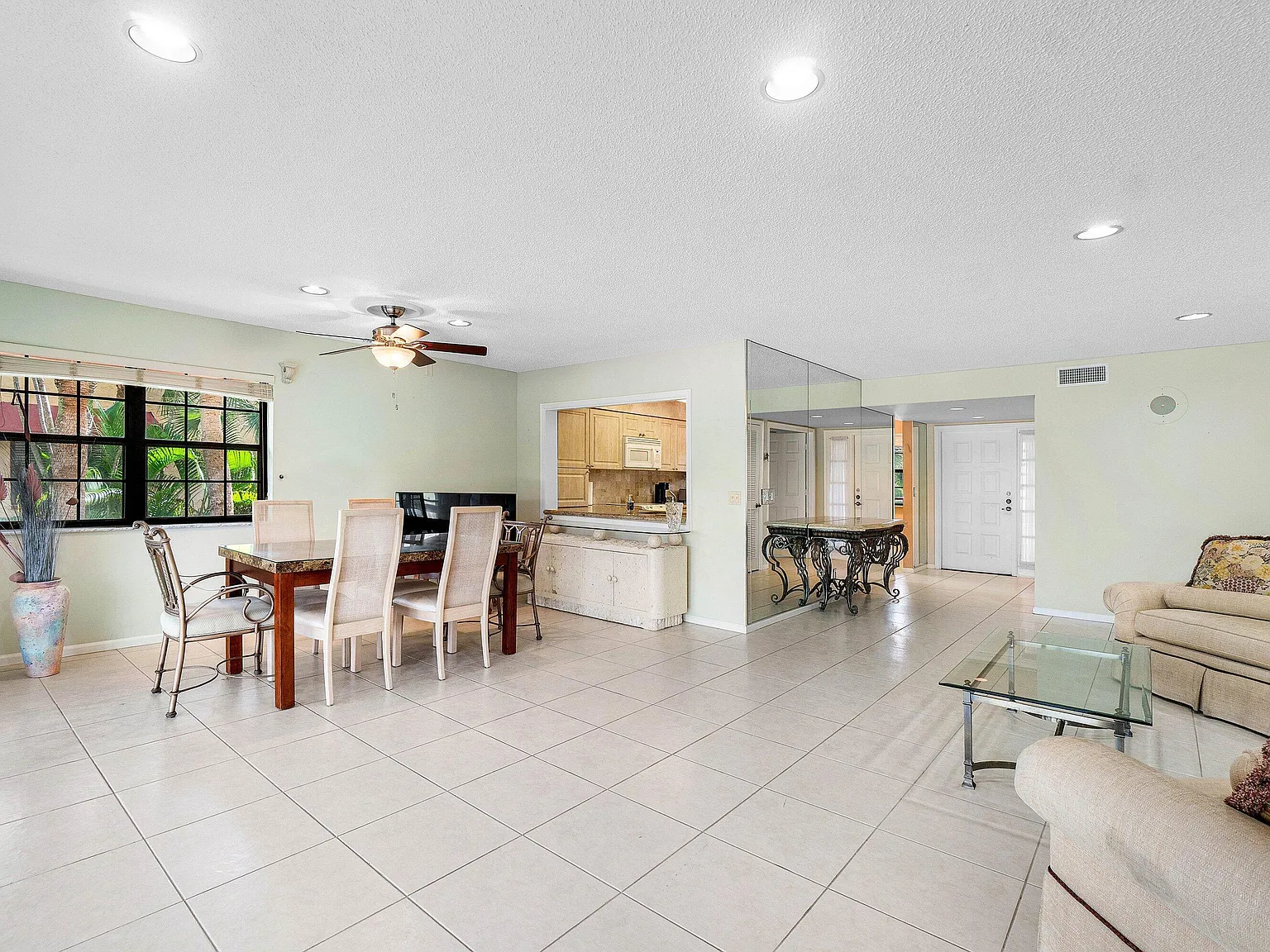 3 bed, 2.0 bath, 1800 sqft, $3,500 — Photo 4