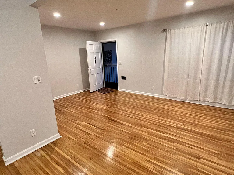 18154 Rayen St — Photo 2