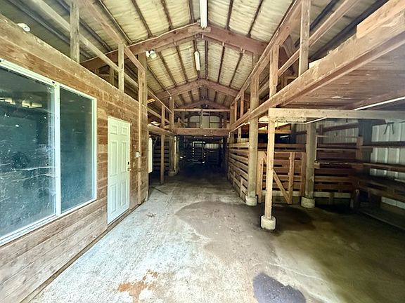 4th image of 300 Creekside Ln