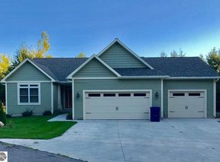 9583 Moon Rdg, Onekama, MI 49675