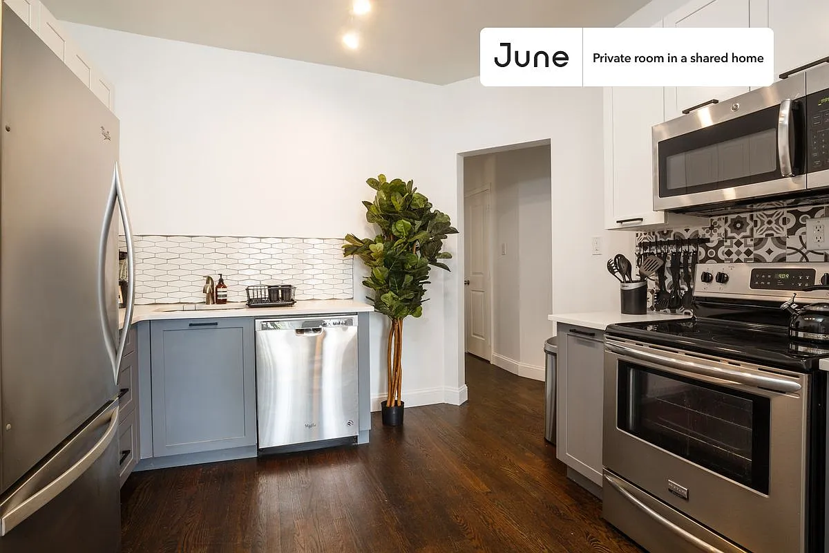 Twin bedroom in 3 bed/1 bath home in Prospect Heights #169 3D — Photo 4