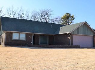 902 Sunnybrook Ln, Enid, OK 73703