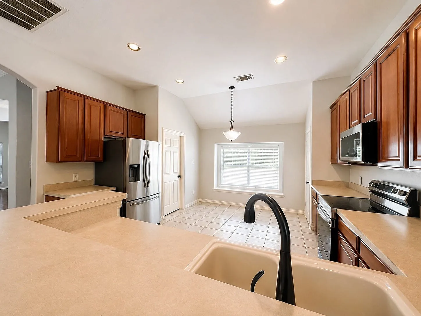 3 bed, 2.0 bath, 2210 sqft, $2,300 — Photo 4