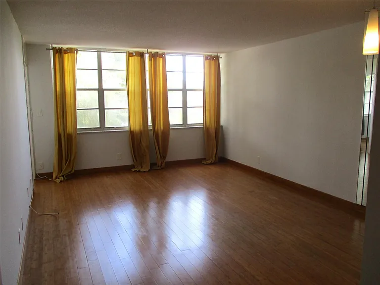 2731 Taft St #201 — Photo 9