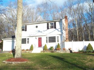 40 Laurel Leaf Dr, Gales Ferry, CT 06335