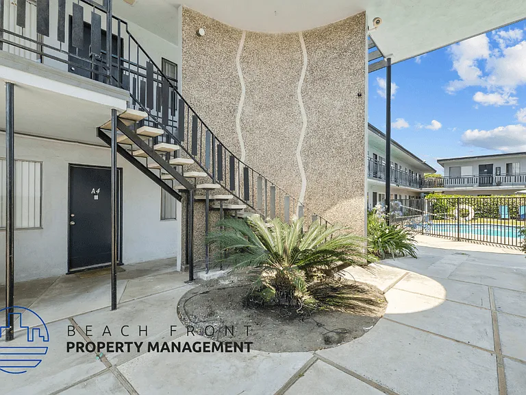 10429 La Reina Ave. — Photo 22