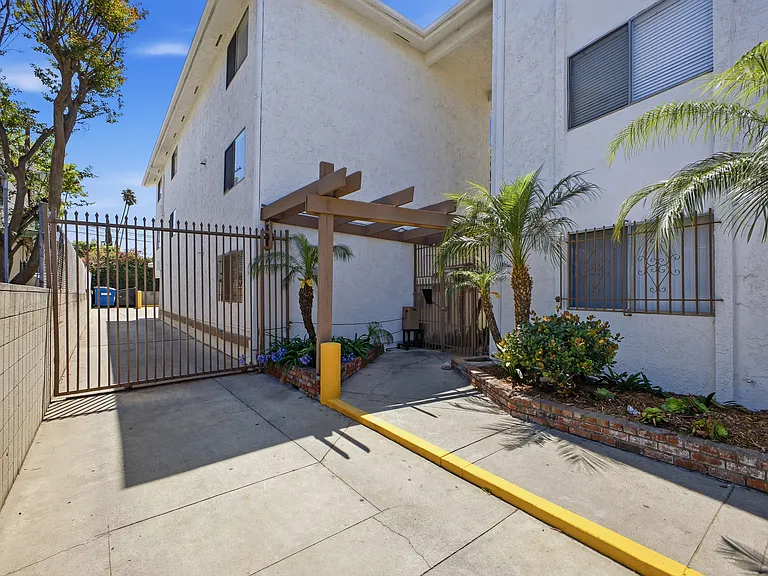 1922 S Hobart Blvd #9 — Photo 21