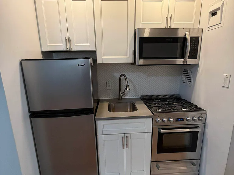 115 E 27th St #3C — Photo 3