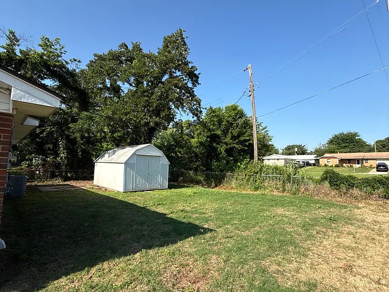 1621 N Christine Dr — Photo 9