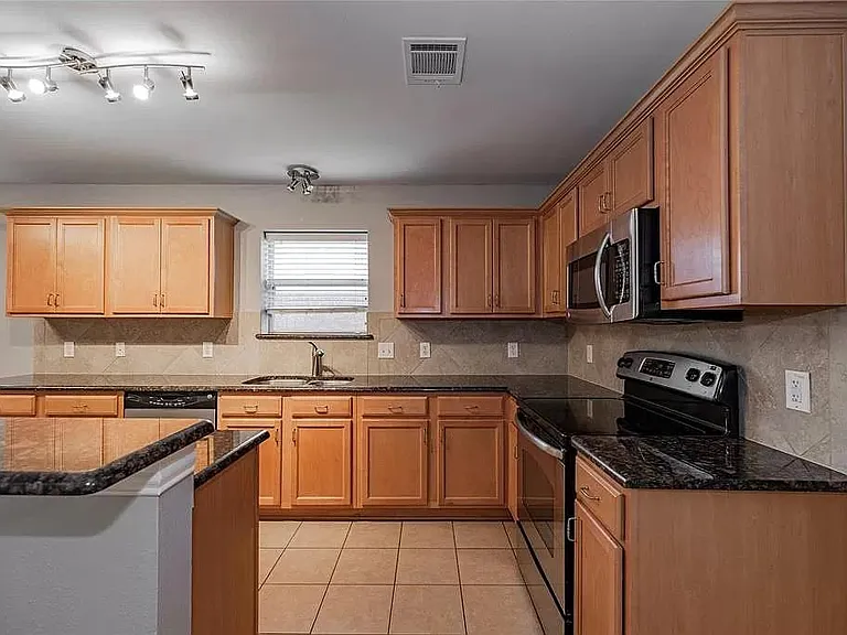 1208 Angelina Dr — Photo 10