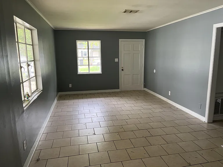 2943 Hillcrest Ave — Photo 4