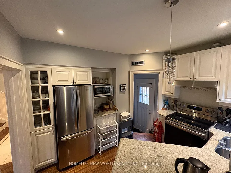 47 Lawrence Cres — Photo 5
