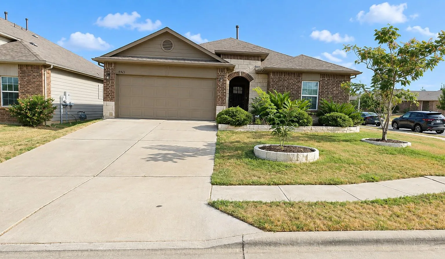 4 bed, 2.0 bath, 2017 sqft, $2,300 — Photo 2