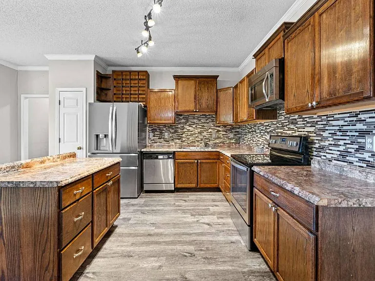 255 Woodstream Dr — Photo 2