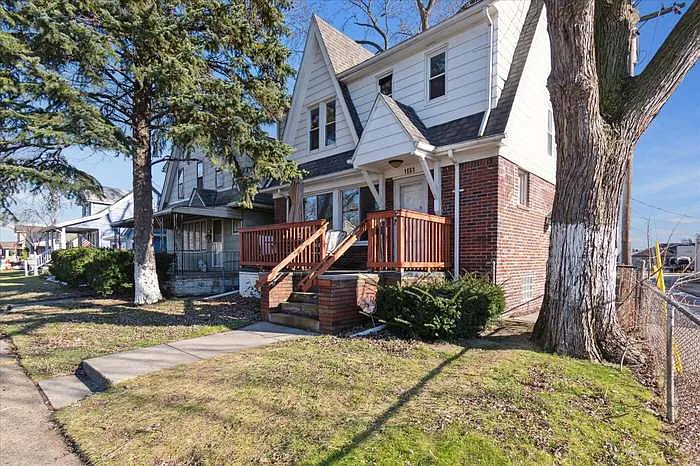 1661 Grant Ave — Photo 2